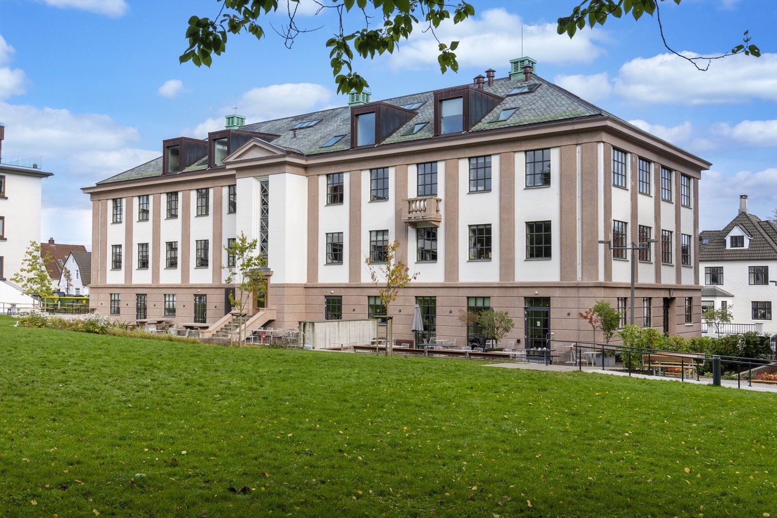 I umiddelbar nærhet finnes forretninger, hyggelige spisesteder og kaféer. Galleribilde