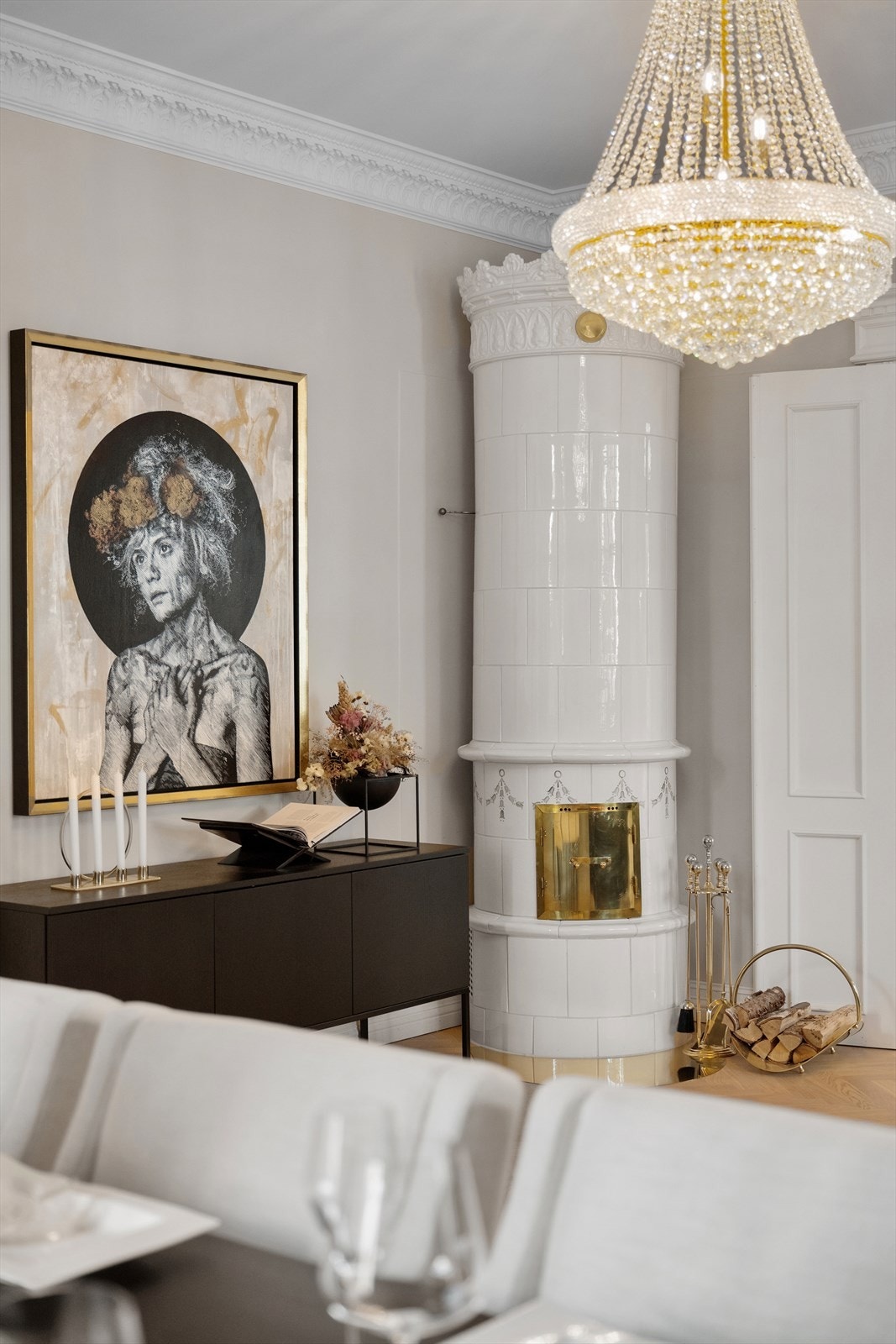 I skjønn kontrast til det tidsmessige har rommet en vakker, energieffektiv kakkelovn, stukkatur og takrosett. Galleribilde