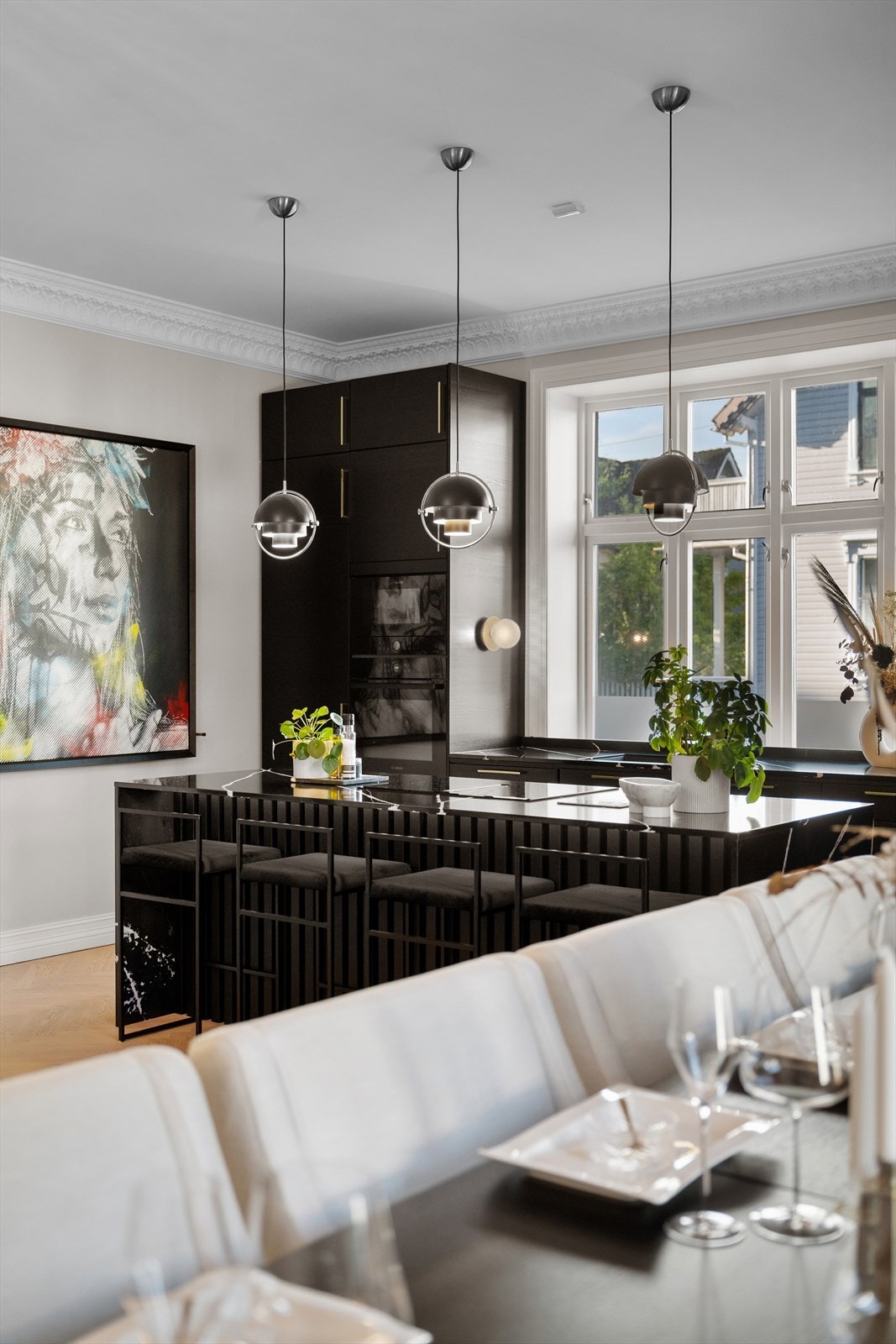 Her er veggene holdt i en dus beigetone som står godt til eikeparkettgulvet, og dagslyset som strømmer inn via store vinduer i to himmelretninger sørger for unik, naturlig lyssetting. Galleribilde