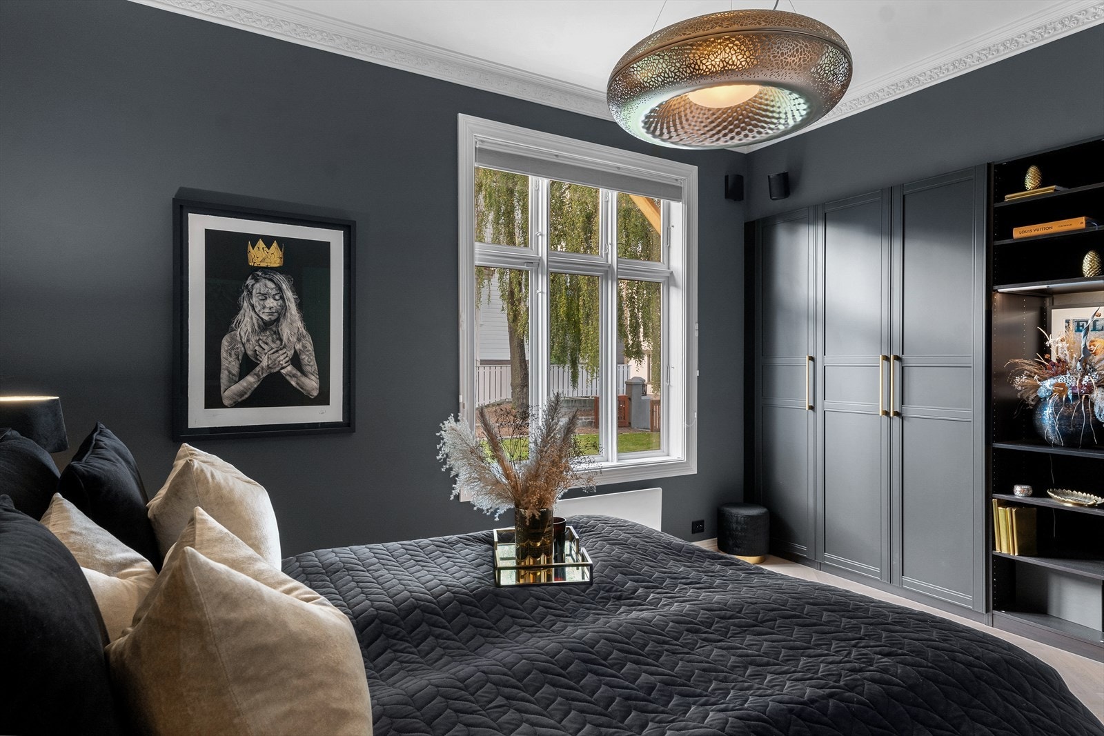 Den plassbygde garderoben er holdt i samme gråtone, og mellomgangen inn til rommet er innredet med takhøye, innholdsrike garderobeløsninger. Galleribilde