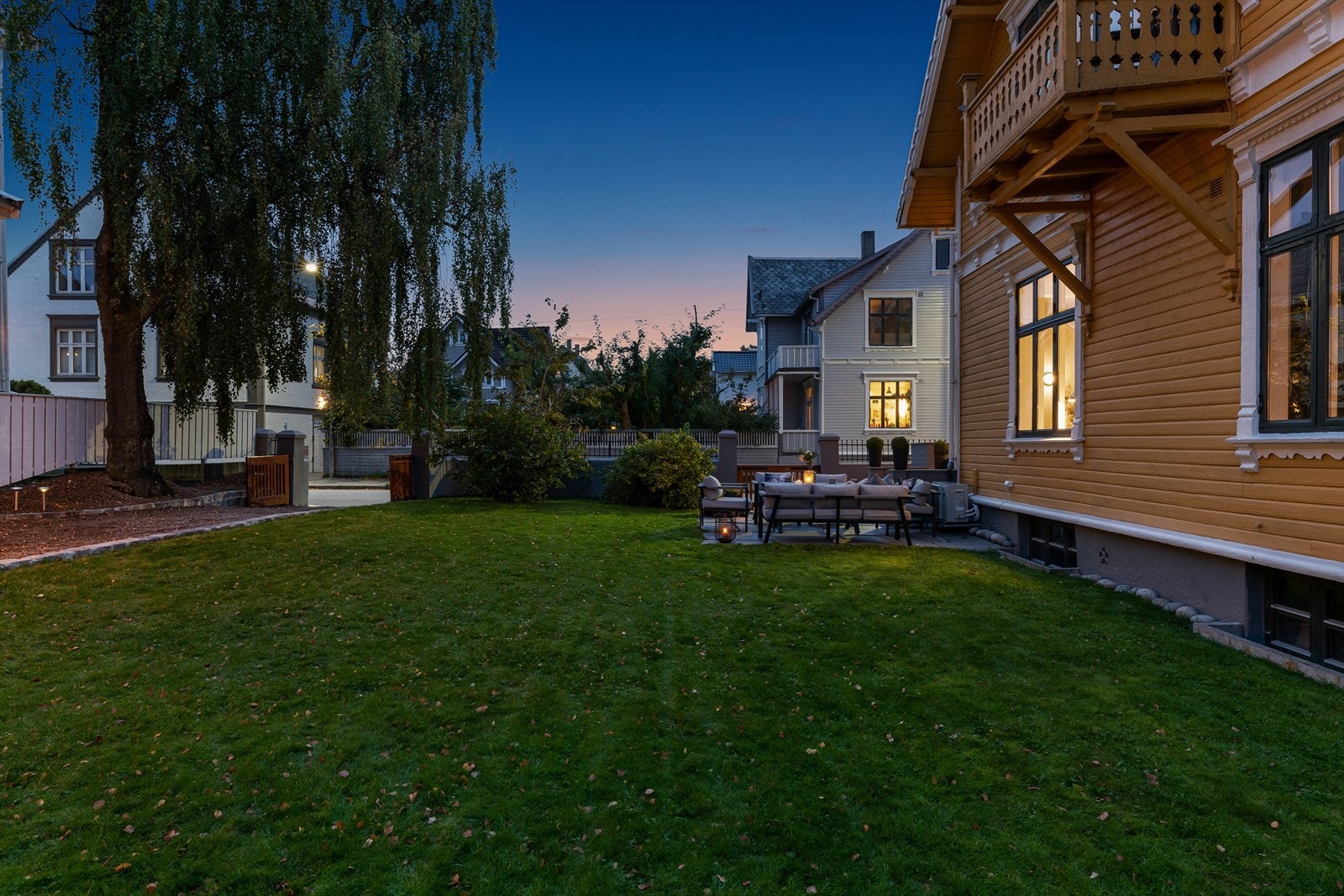 Leilighet har eksklusiv bruksrett på innkjørsel, garasje. platting og terrasse. Galleribilde