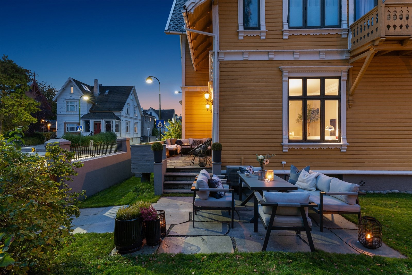 Tomten er lettstelt, meget solrik og parkmessig opparbeidet med gressplen, nydelig hengebjørk, skiferlagte områder og høye, skjermende trær, og i hagen er det både boltreplass og markterrasse. Galleribilde