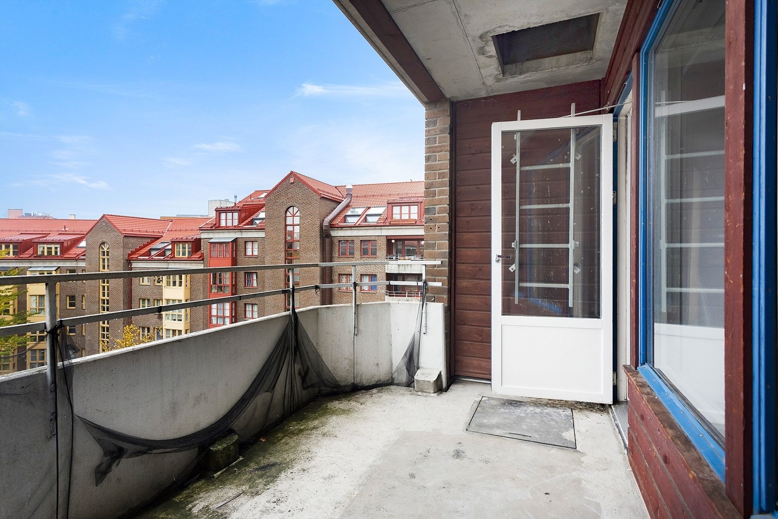 Fra balkongen er det utsikt over bakgården. Galleribilde