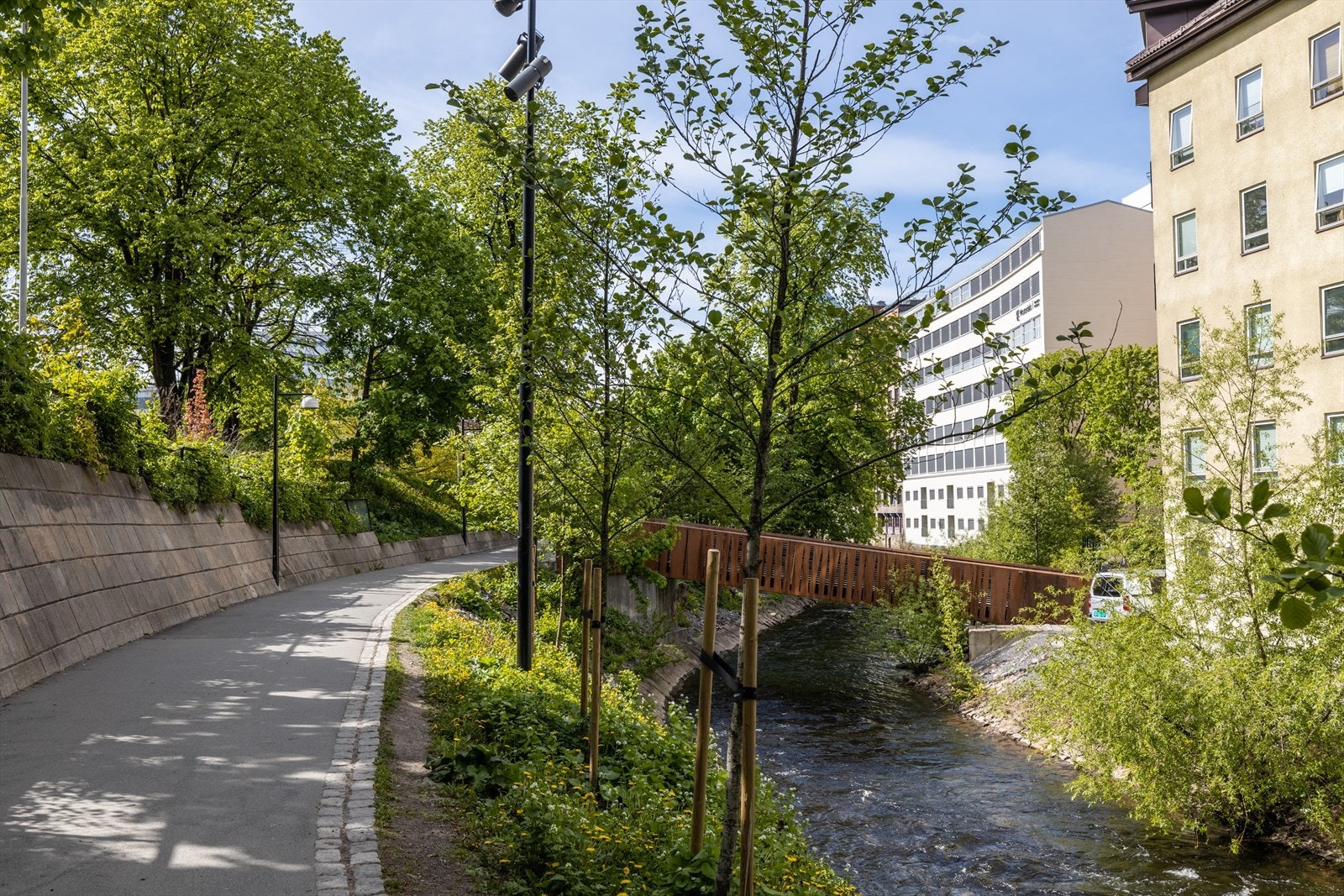 Et steinkast unna leiligheten finner vi Akerselva. Nabolaget byr på masse grøntarealer samtidig som det er urbant og gir en storbyfølelse. Galleribilde