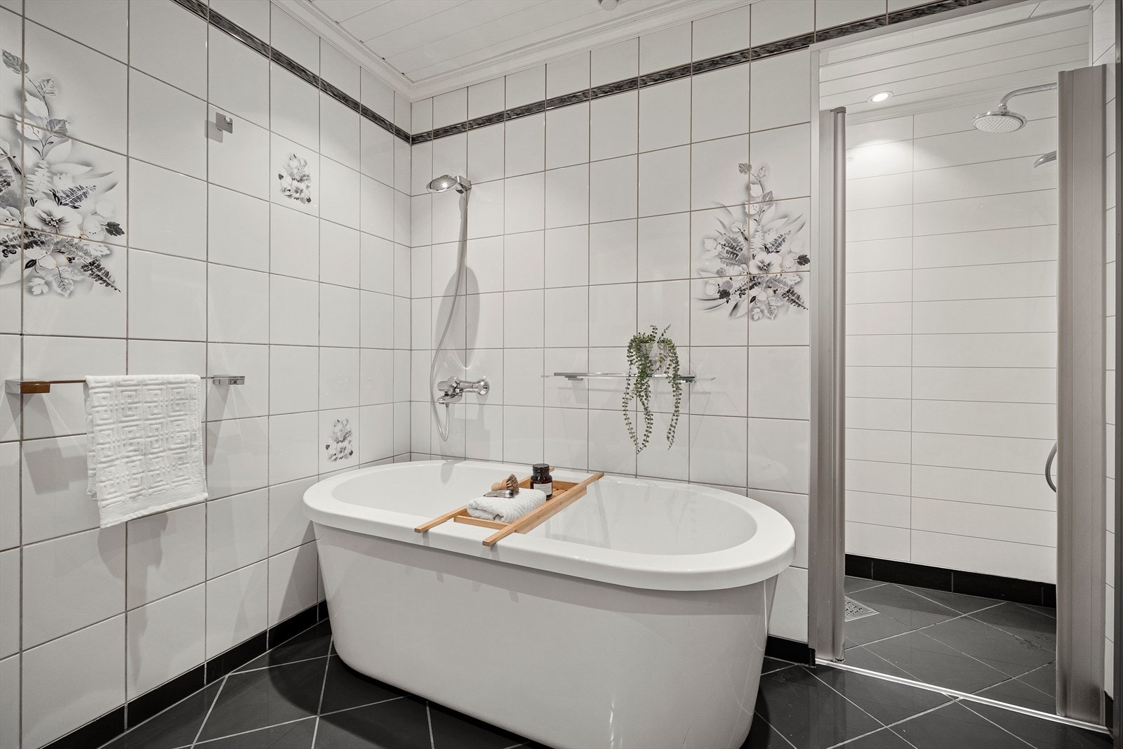 Badekar (m/dusj) og dusjnisje Galleribilde