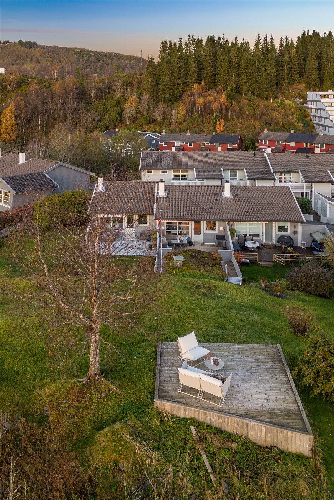 Opparbeidet med terrasse, hage, utestue og platting Galleribilde