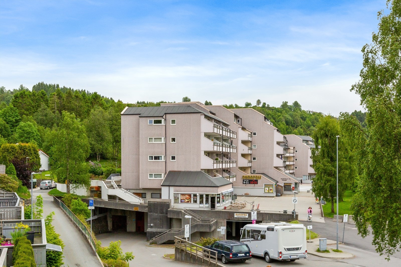 Fra eiendommen går det snarvei ned mot Ulvedalen torg og servicetilbud Galleribilde