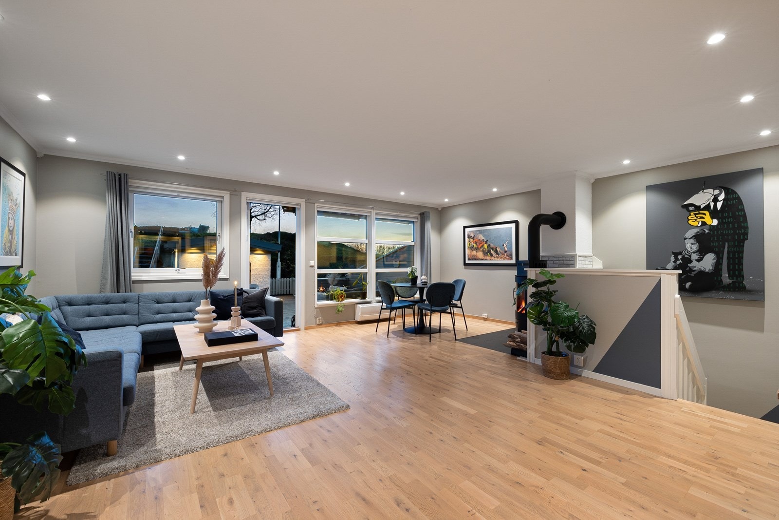 Stuen rommer hele 33,8 m² og har god plass til sofagruppe og spisebord. Galleribilde