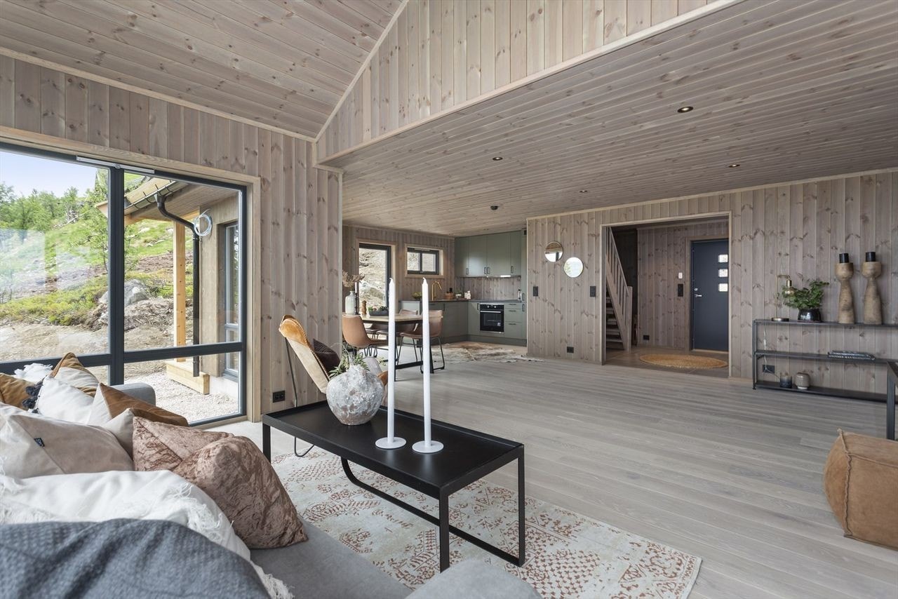 Romslig stue/kjøkken Galleribilde