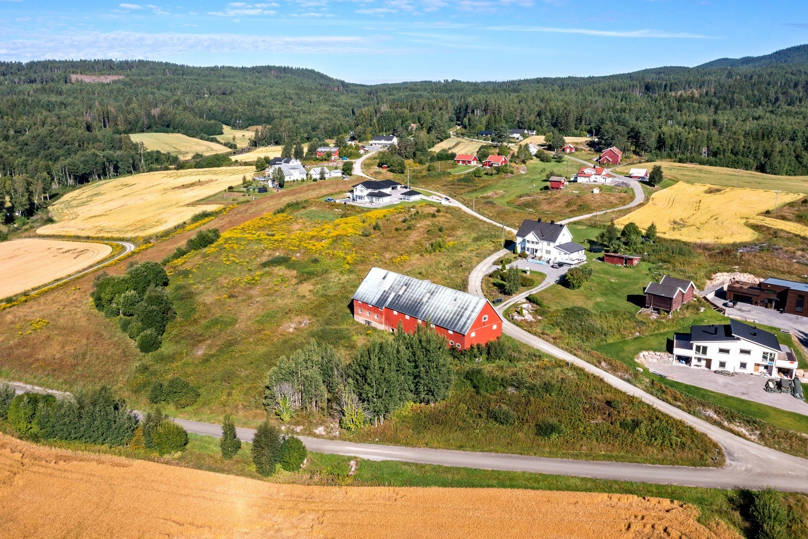 Skrånende tomt med gode solforhold og nyere bebyggelse i bakkant. Galleribilde