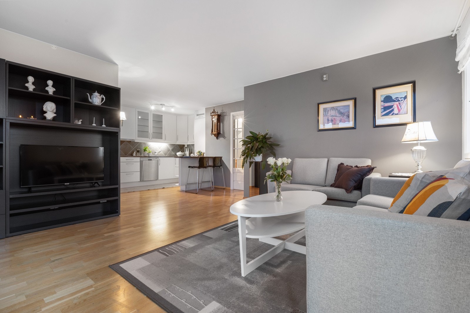 Stuen er av god størrelse og kan enkelt møbleres etter ønske og behov Galleribilde