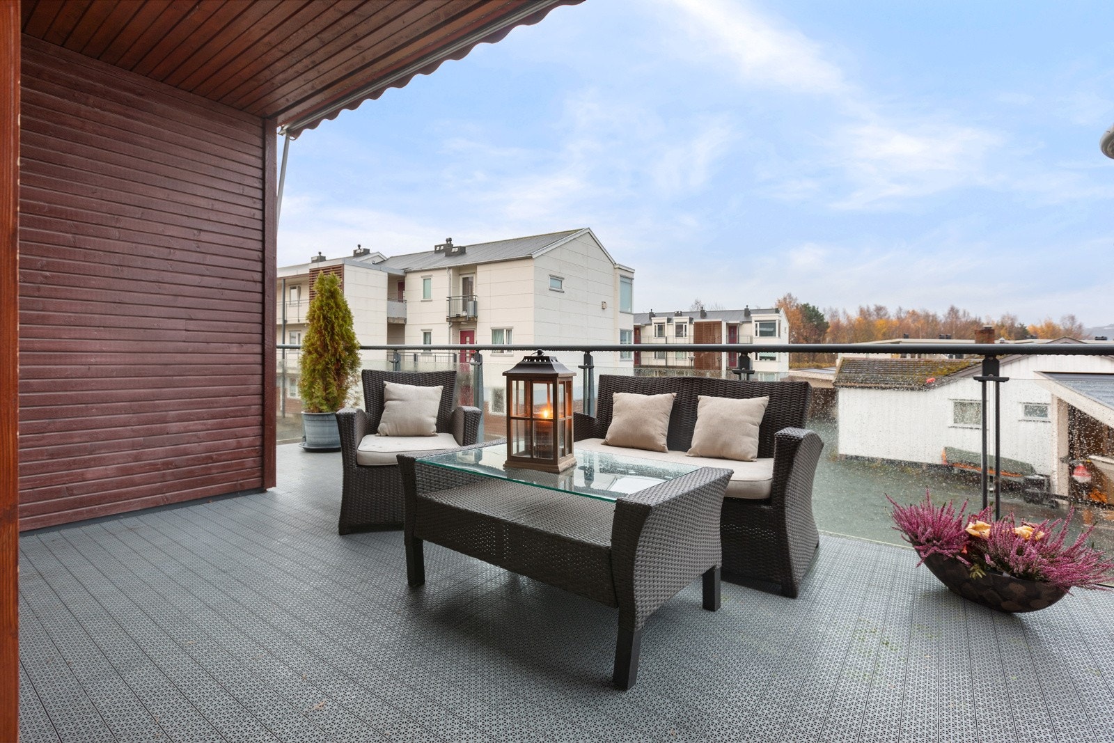 Verandaen er av god størrelse og blir en fin forlengelse av stuen på sommerhalvåret Galleribilde