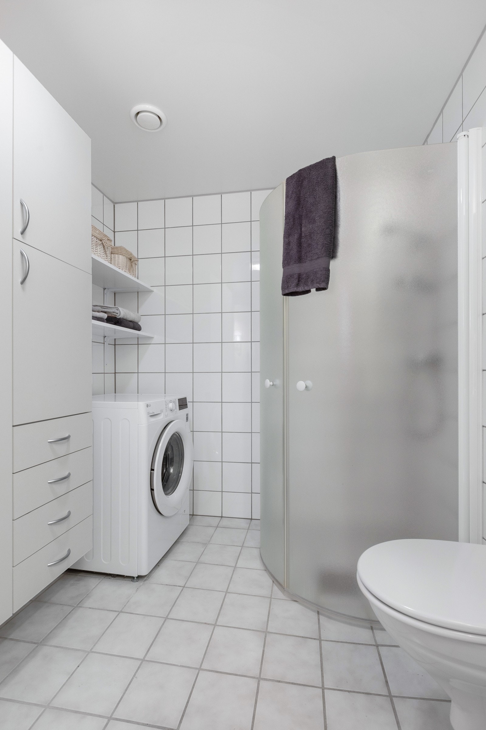 Badet er blant annet utstyrt med opplegg for vaskemaskin og behagelig gulvvarme Galleribilde