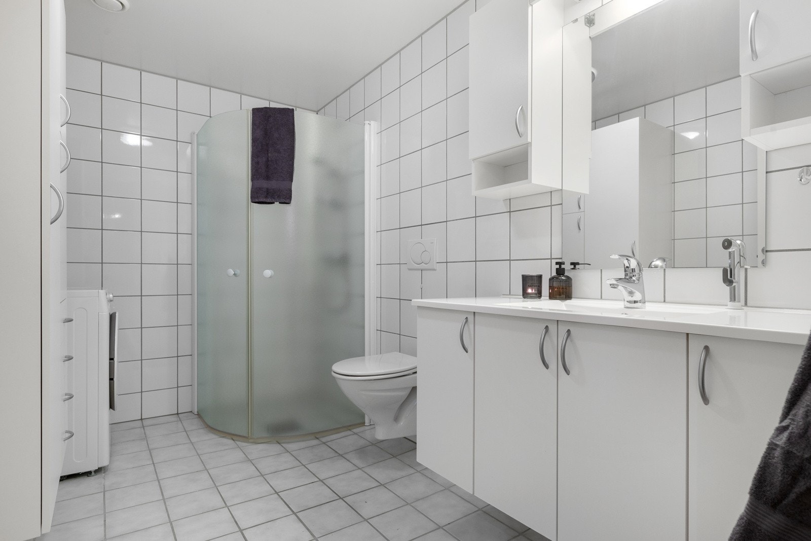 Romslig flisalgt bad på 7 kvm. Galleribilde