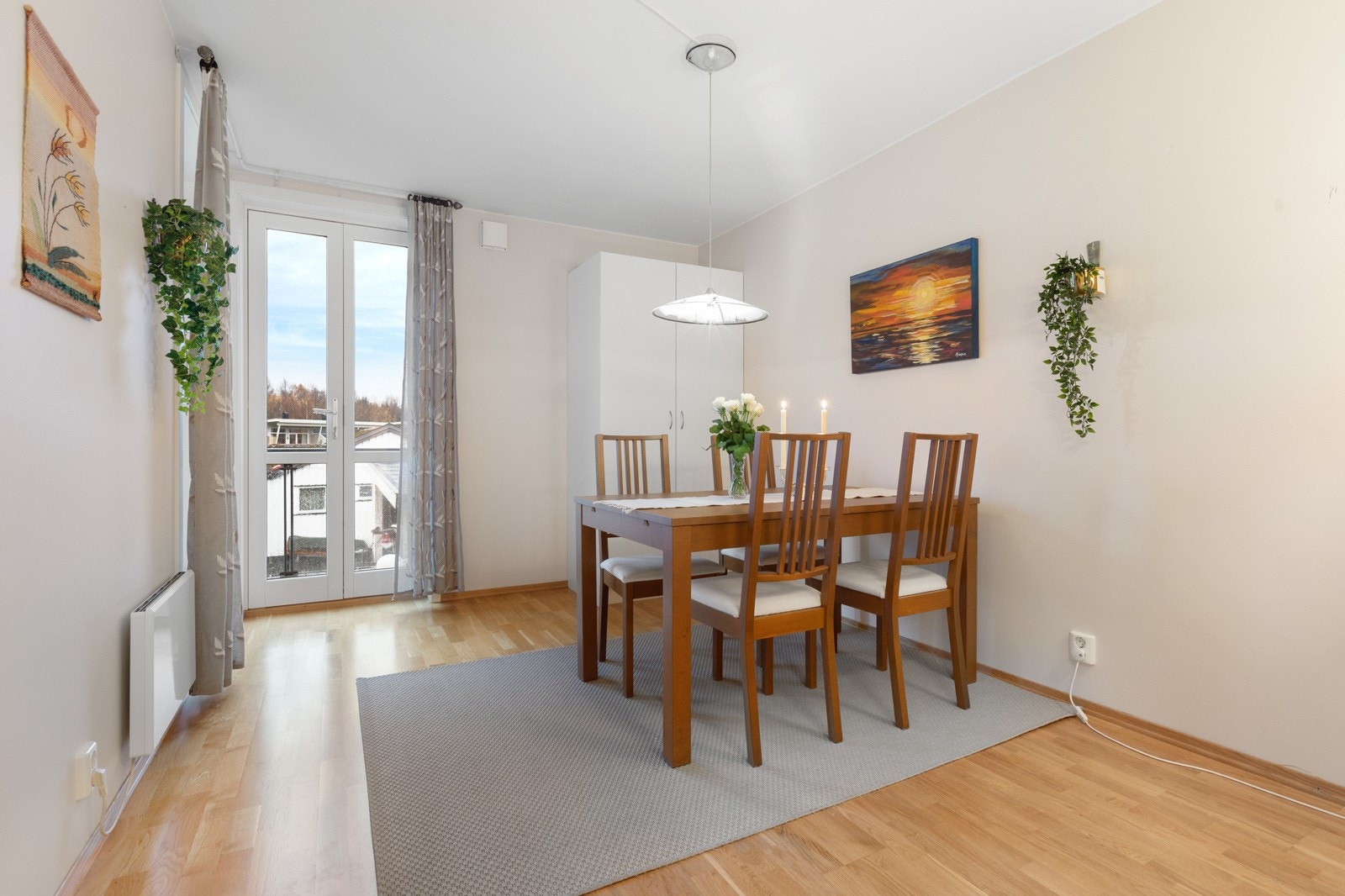 Det største soverommet er på 12 kvm og er i dag innredet som spisetue. Her er det også utgang til verandaen Galleribilde