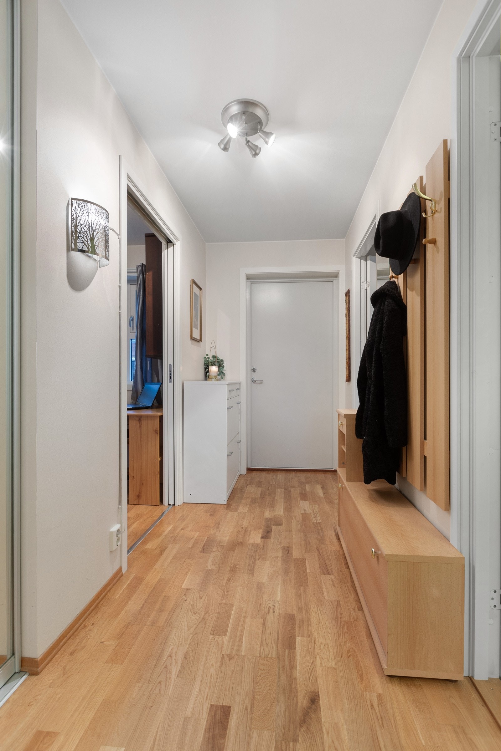 Romslig entre med god plass til oppbevaring av yttertøy Galleribilde