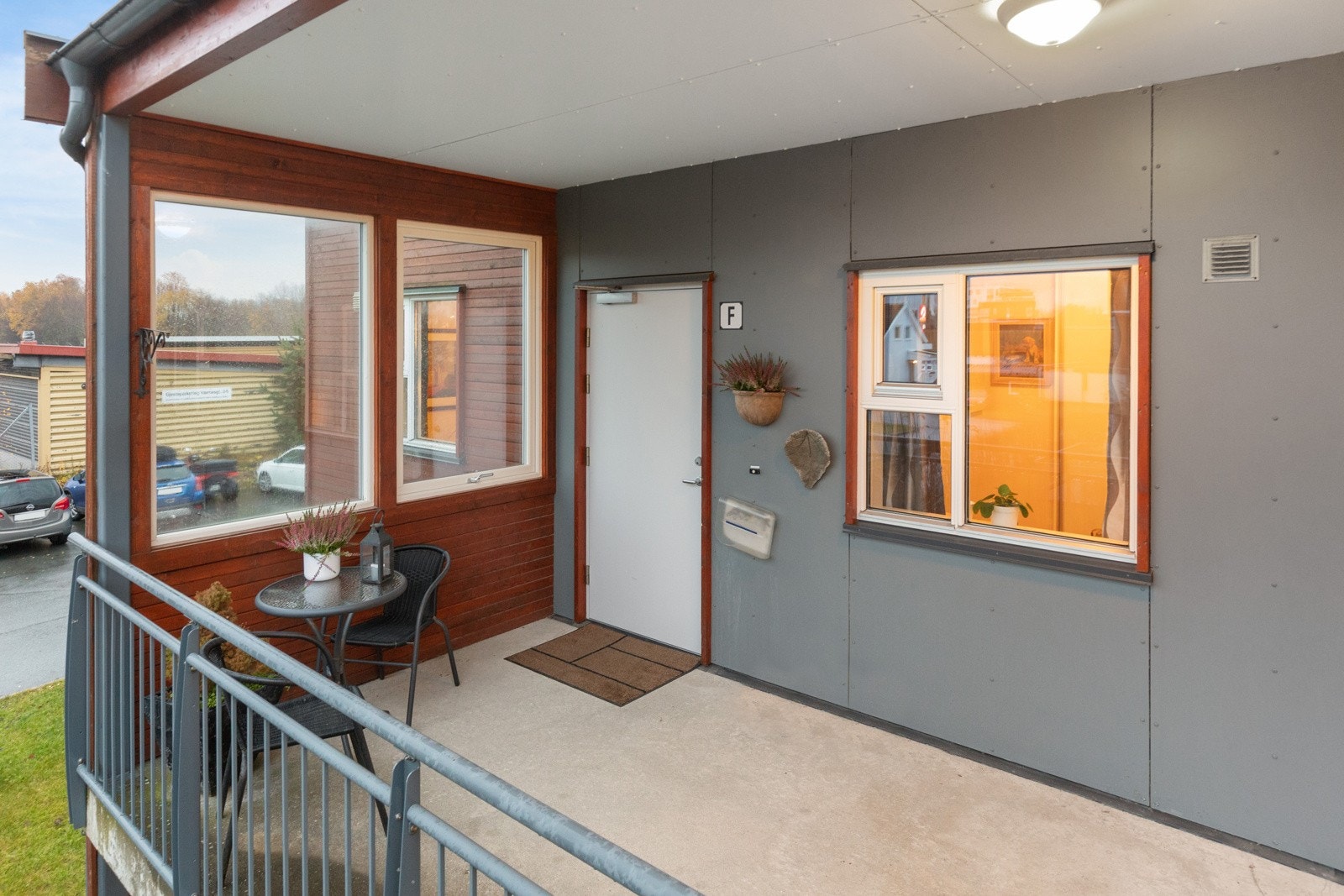 Leiligheten har et koselig takoverbygd inngangsparti Galleribilde