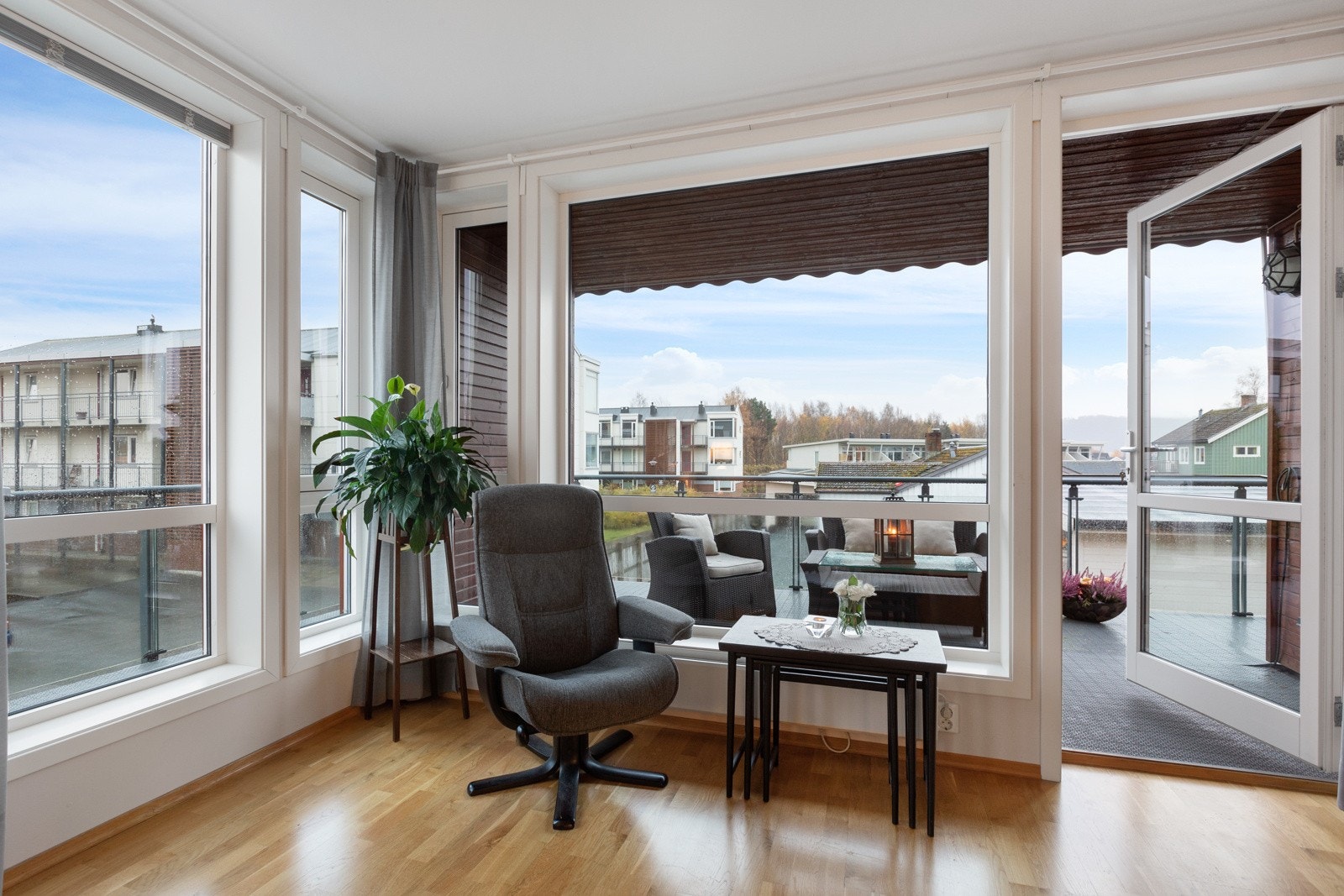 Fra stuen er det direkte utgang til verandaen Galleribilde