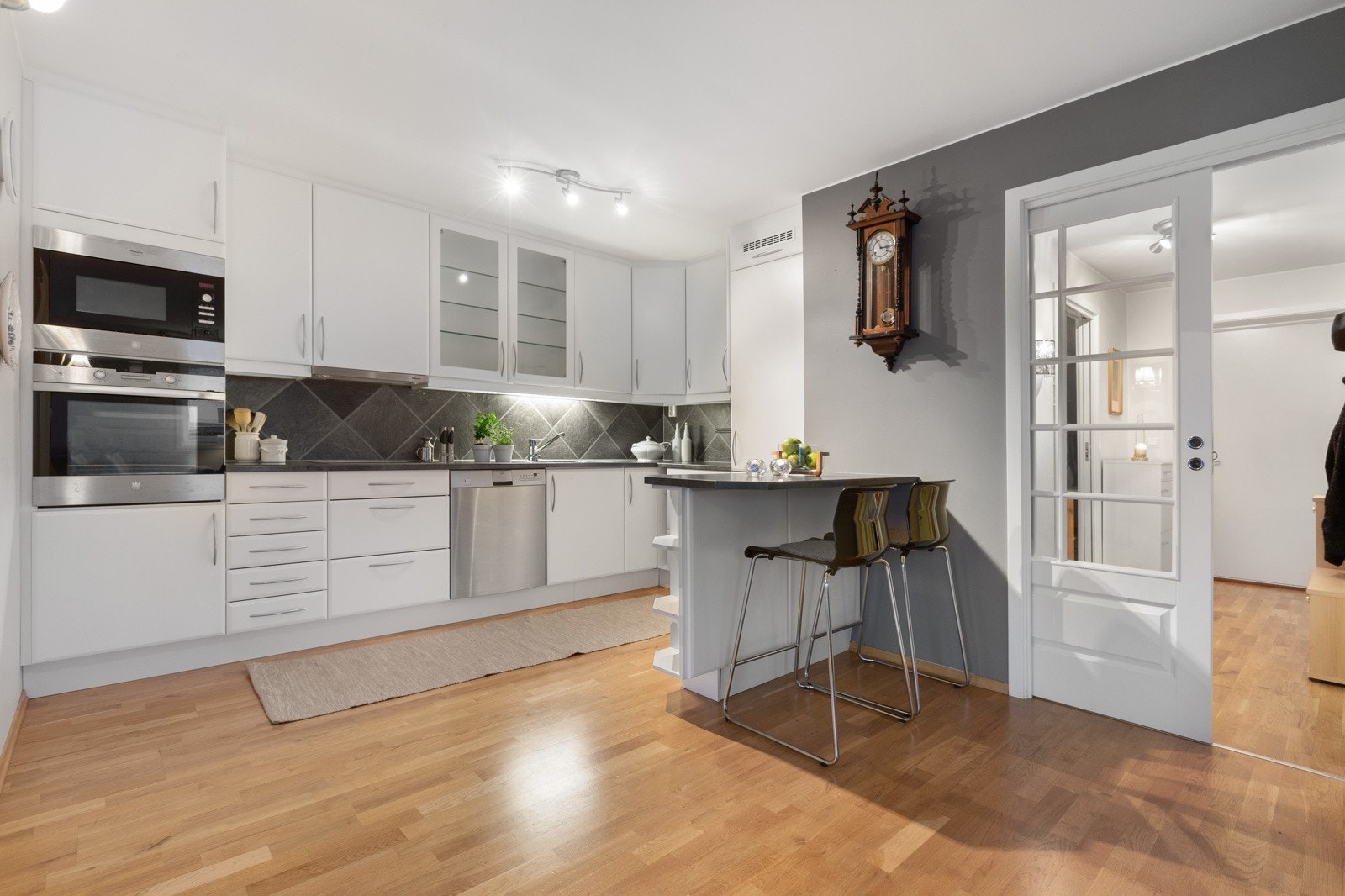 Leiligheten har et pent og parktisk kjøkken med integrerte hvitevarer og godt med skap og benkeplass Galleribilde