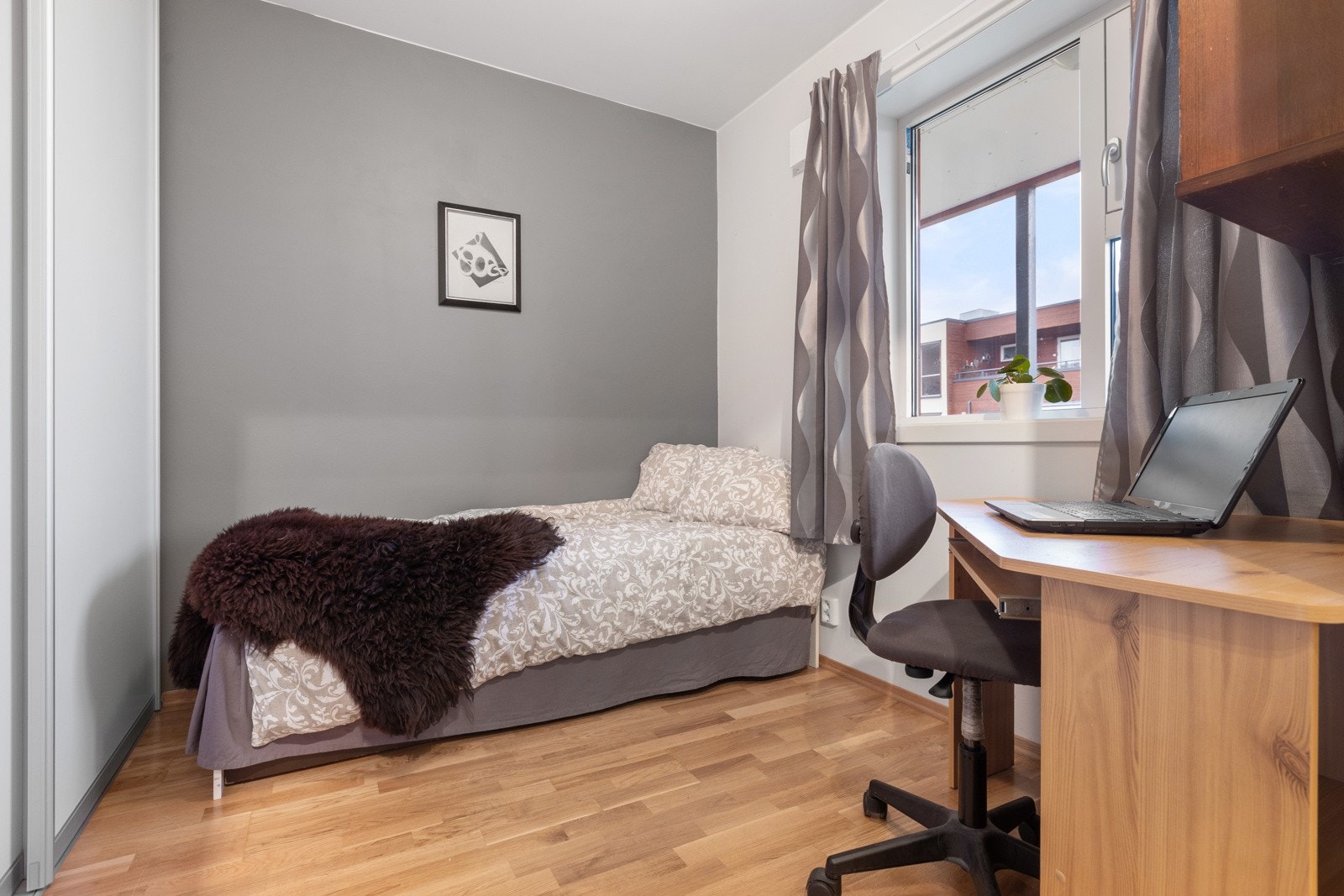 Det ene soverommet er utstyrt med skyvedørsgarderobe Galleribilde