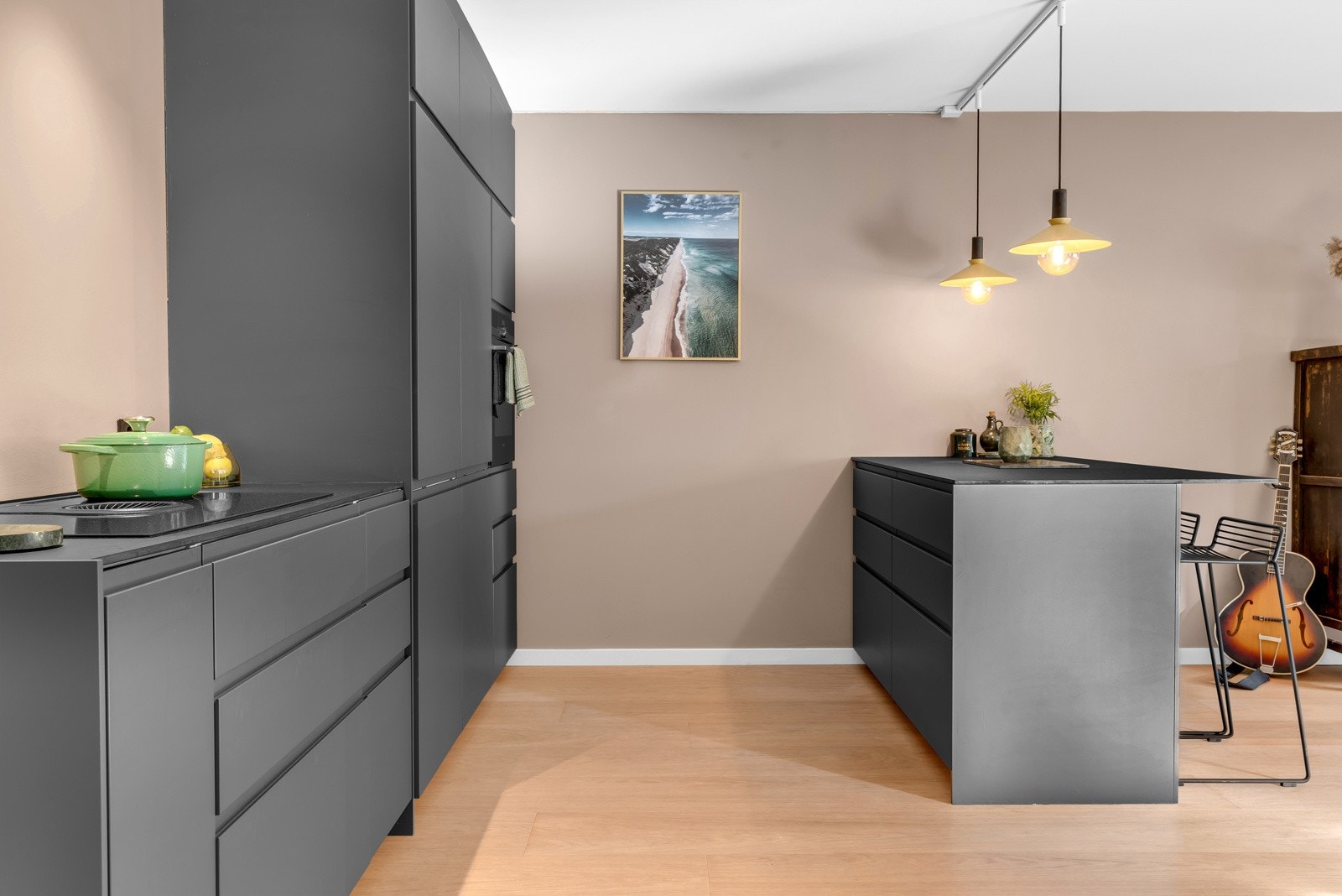 Innredningen er fra Ikea og har glatte fronter i mørkgrå utførelse og en kompakt laminatbenkeplate fra Kvik. Galleribilde