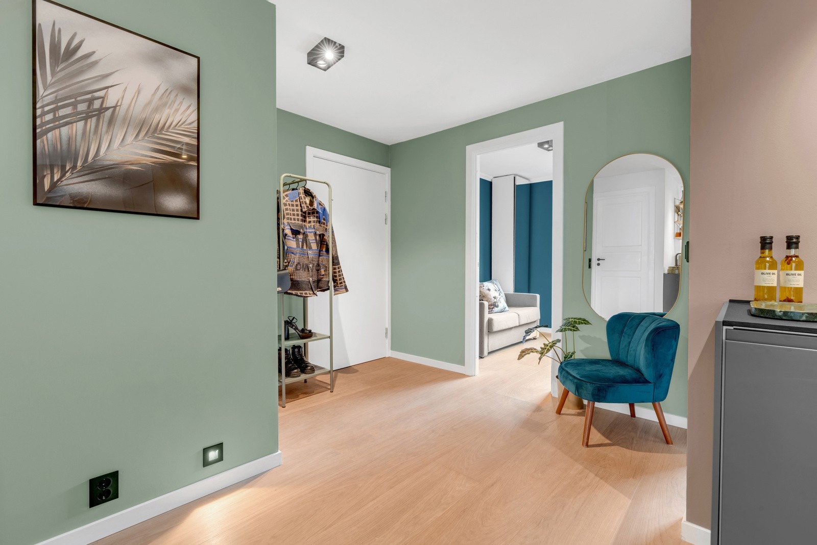 Det er trådløs styring av lys i stue/kjøkken og master soverom. Boligen er klargjort for smarthus (Zigbee dimmere). Galleribilde