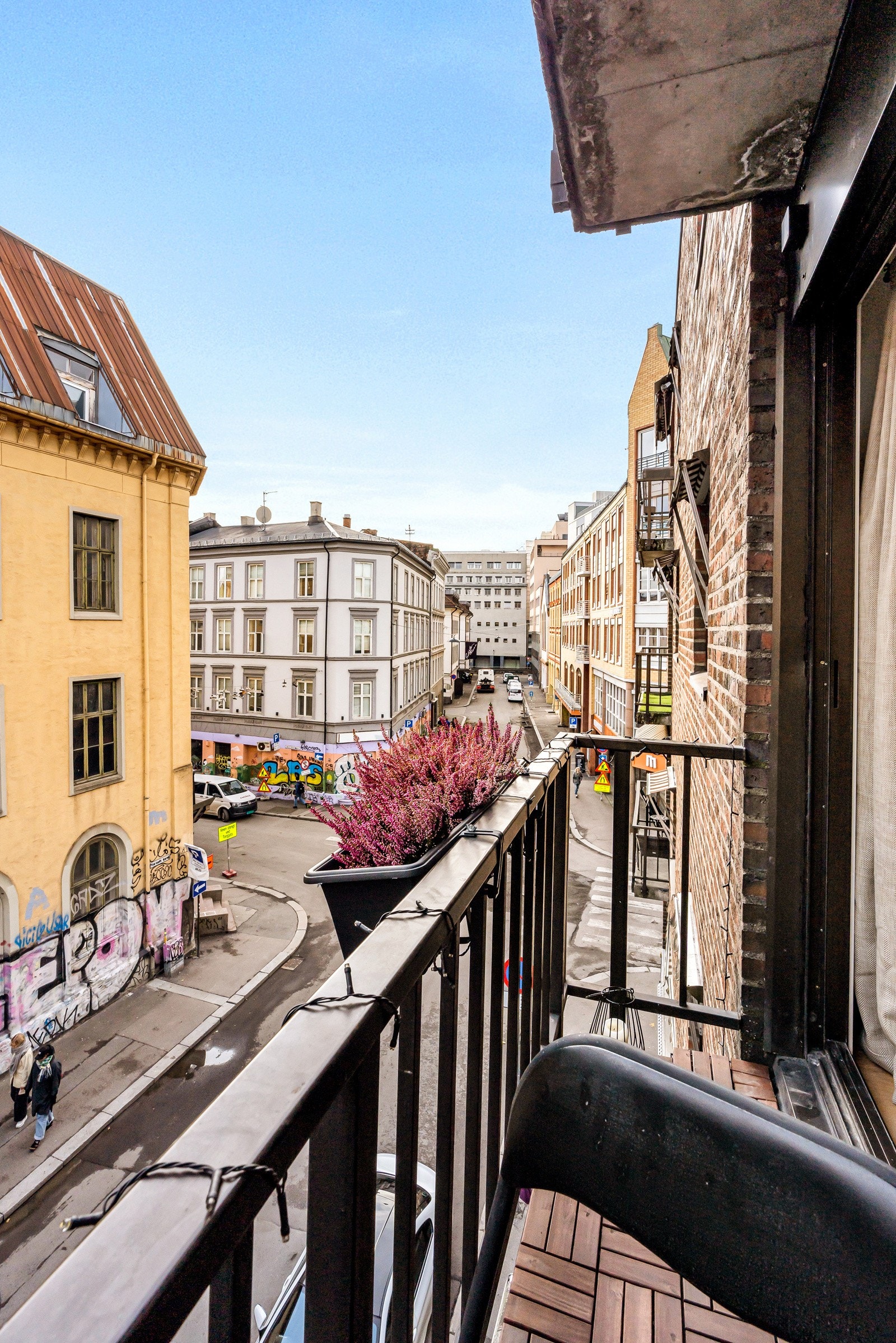 Det er plass til et cafésett og beplatning. Galleribilde