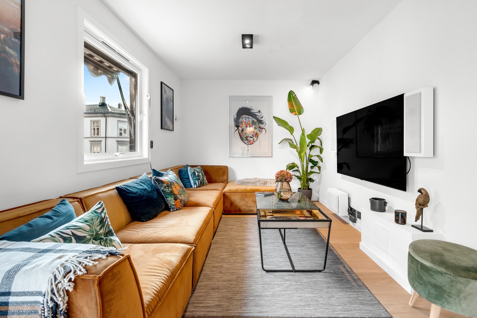 Overflatene er malt i et tidløst fargevalg og på gulv er det lagt et herdet tregulv med varmefolie. Galleribilde