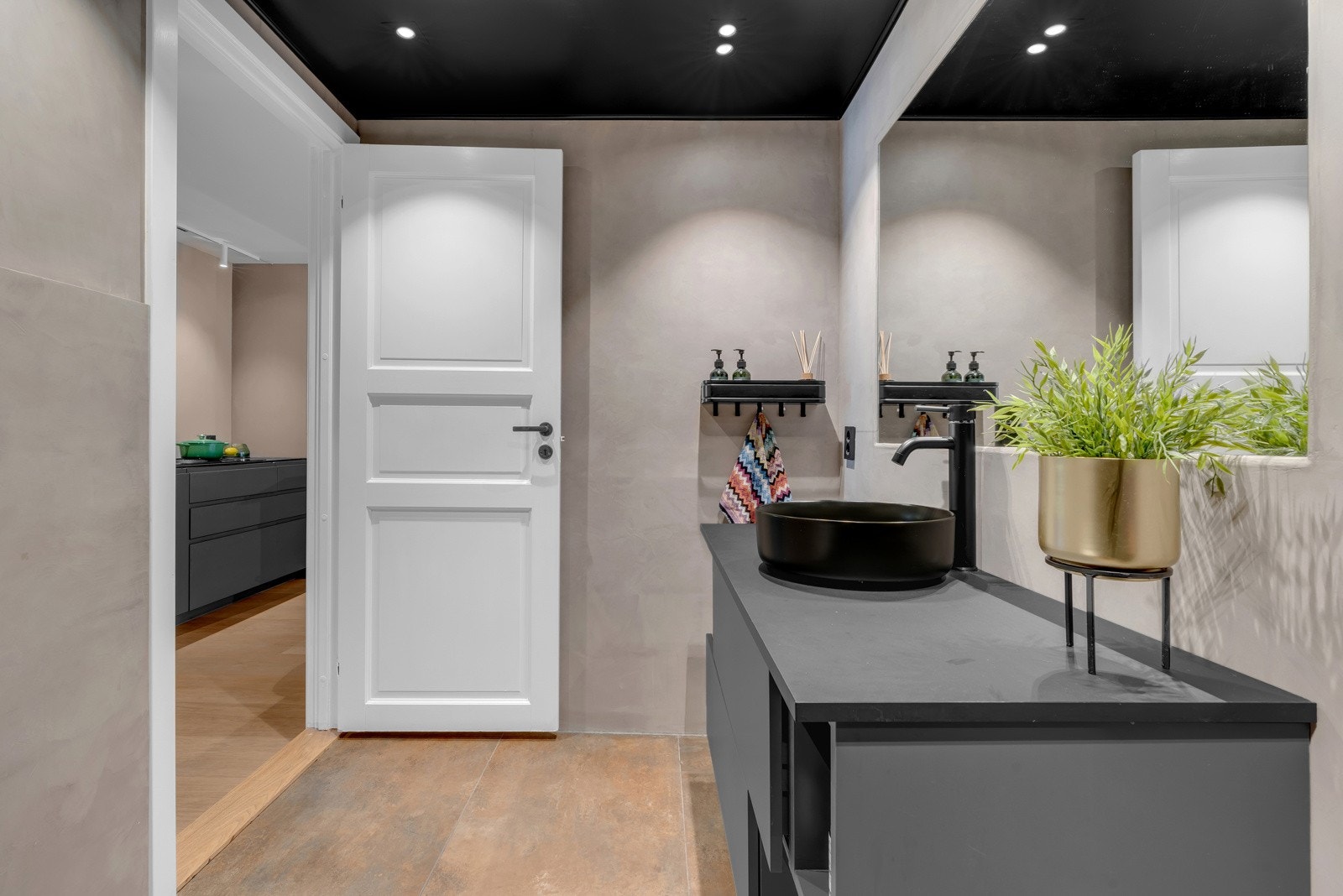 Himlingen er nedsenket med downlights. Galleribilde