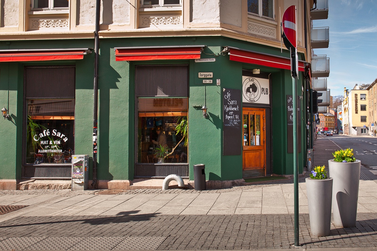 Populære Café Sara ligger ikke langt unna og er en kombinert kafé/restaurant og bar med matservering. Galleribilde