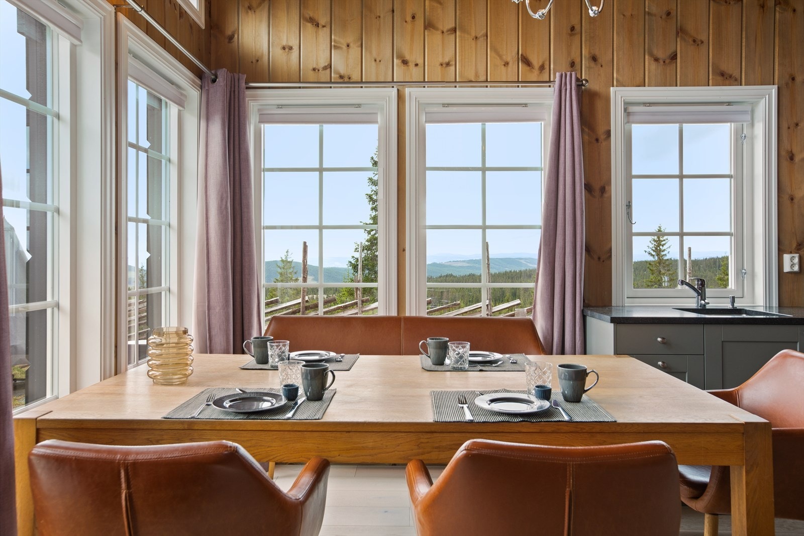 Spiseplassen legger til rette for alle type måltider og hyggelige spillkvelder. Galleribilde