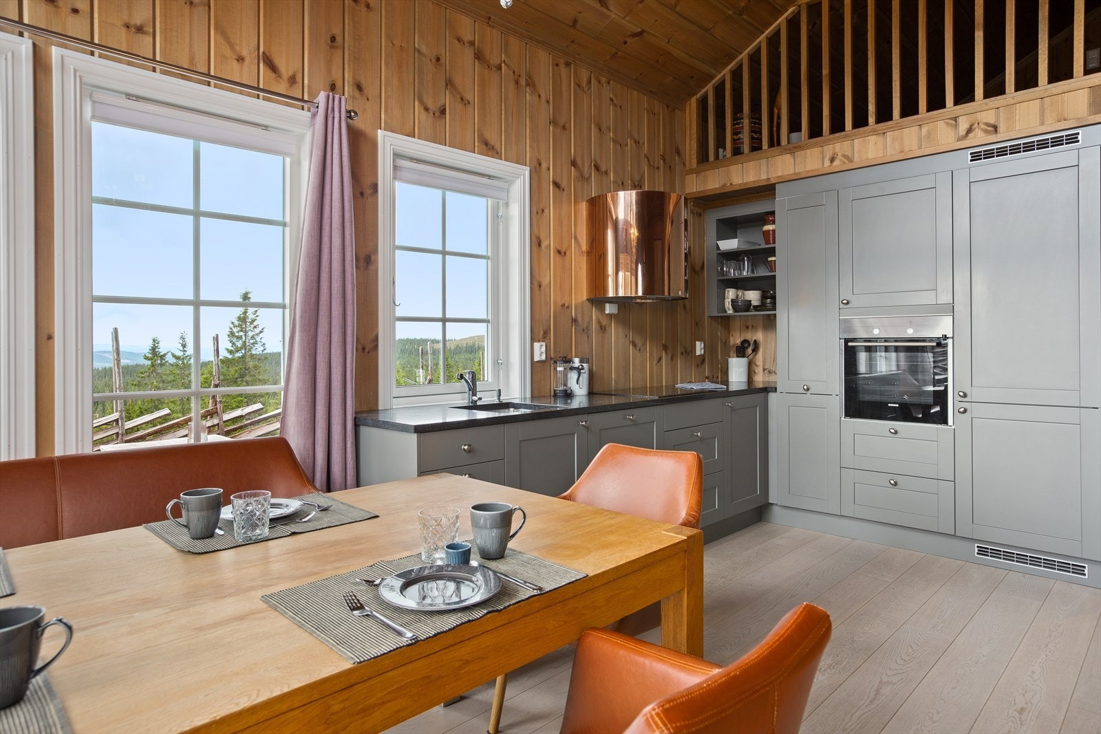 Pen kjøkkeninnredning med laminerte skrog og profilerte fronter i fin gråfarge. Galleribilde