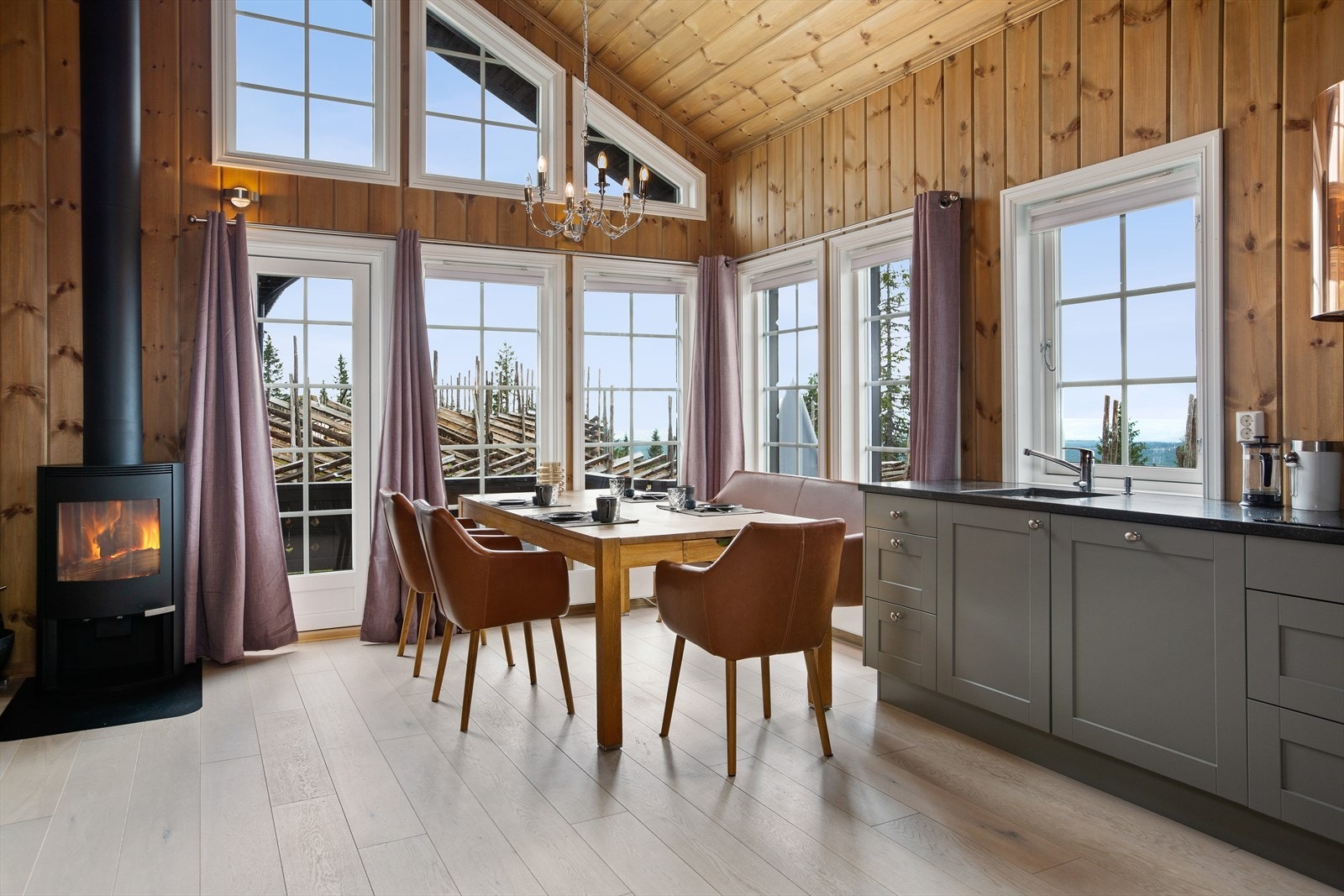 Mellom stuen og spisestuen står peisovnen som gir godt med varme på kjøligere dager. Galleribilde