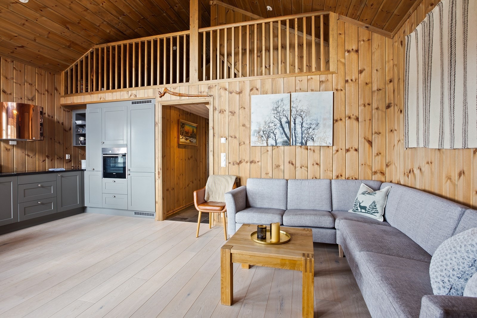 Stuen ligger som et sosialt allrom og naturlig samlingspunkt. Galleribilde