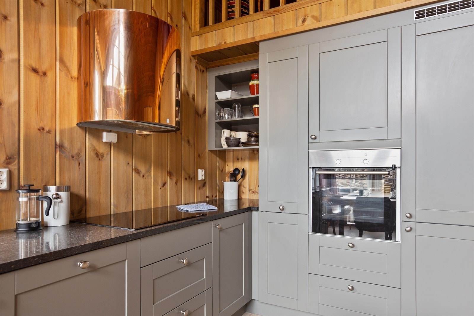 Godt med oppbevaring i skuffer og skap, samt god arbeidsplass på kjøkkenbenk. Komfyr, koketopp, oppvaskmaskin, kombiskap kjøl/frys er integrert. Galleribilde