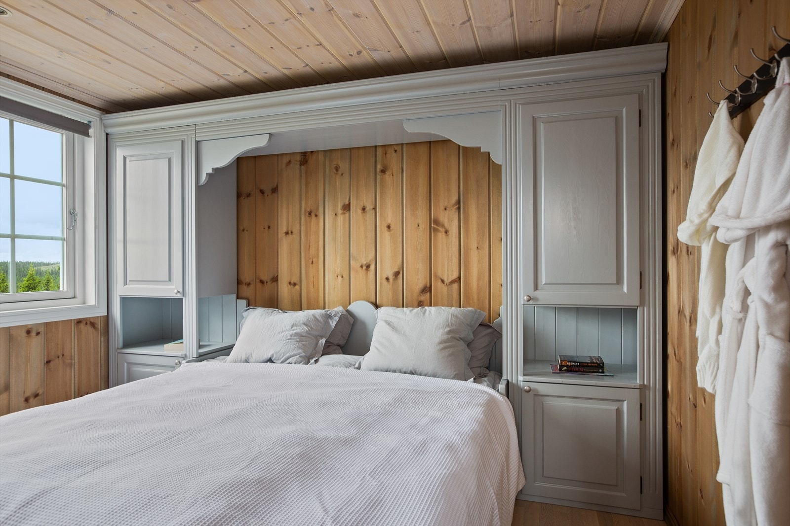 Soverom 1/hovedsoverom med dobbeltseng og plassbygd garderobeløsning. Galleribilde