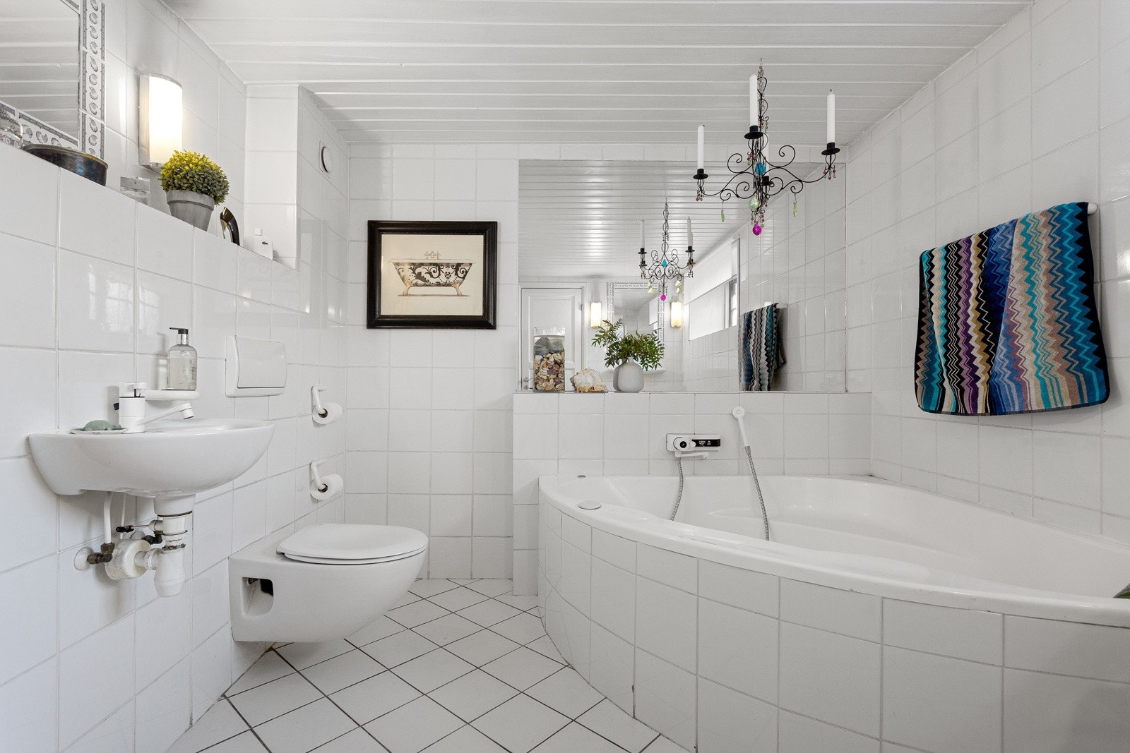 Badet er fra ukjent årstall, og er utstyrt med vegghengt wc, servant, søyleservant, dusj i hjørne med glassdør og innmurt boblebadekar i hjørnet. Galleribilde