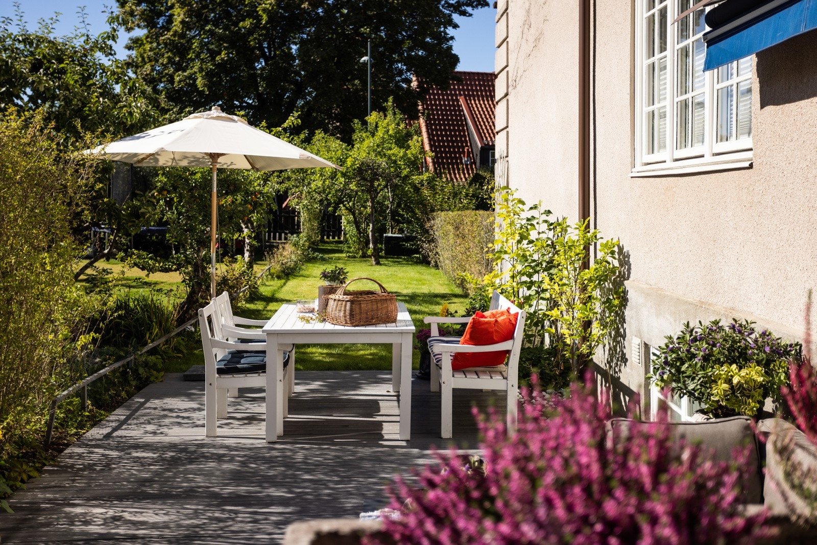 Hagen har god plass til ulike sittegrupper, lek og avslapning. Galleribilde