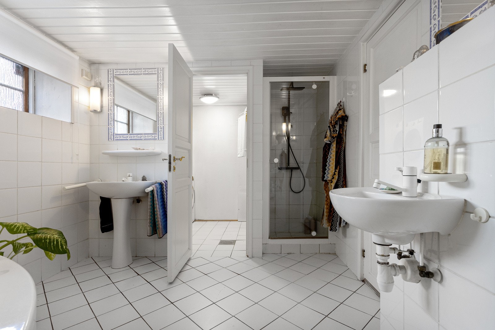 Fra badet er det tilknytning til vaskerommet. Galleribilde