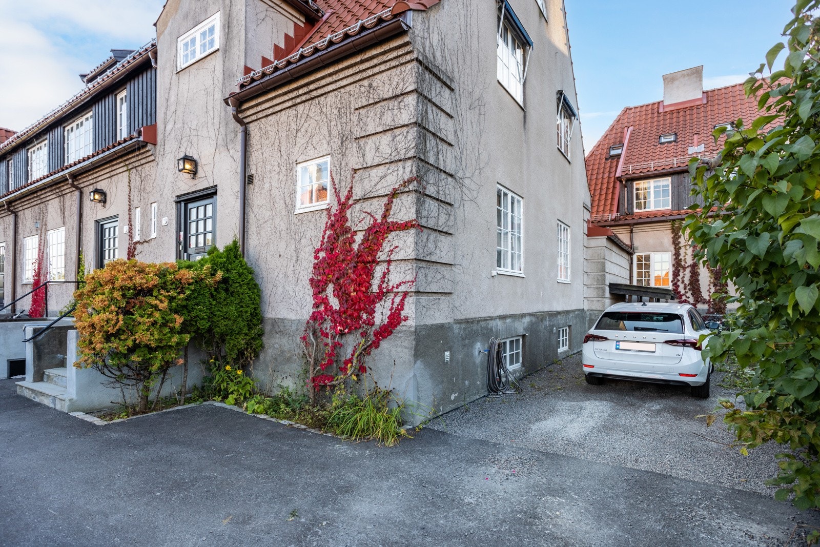 Rekkehuset har hageparsell også på andre siden. Selger har benyttet denne til parkering i del av egen hage. Plassen er ikke formelt søkt og godkjent av Hagebyen. Galleribilde