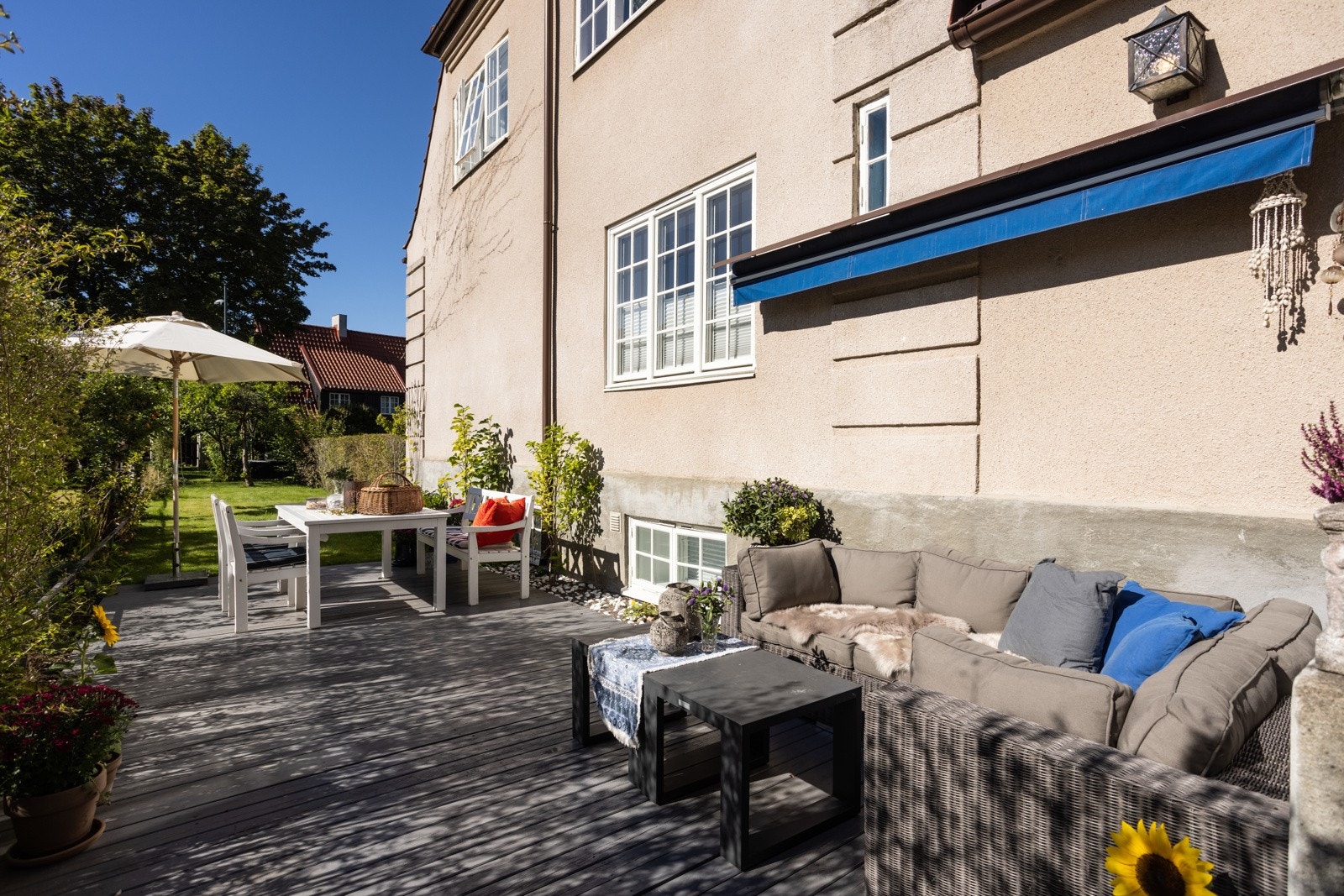 Hagen er inngjerdet og omkranset av vakker beplantning som skaper en frodig og grønn oase. Galleribilde