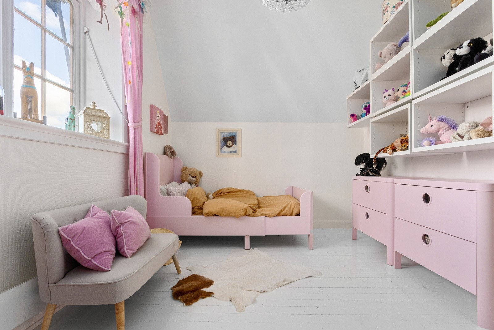 Det andre soverommet i etasjen ligger i fint og praktisk tilknytning. Galleribilde