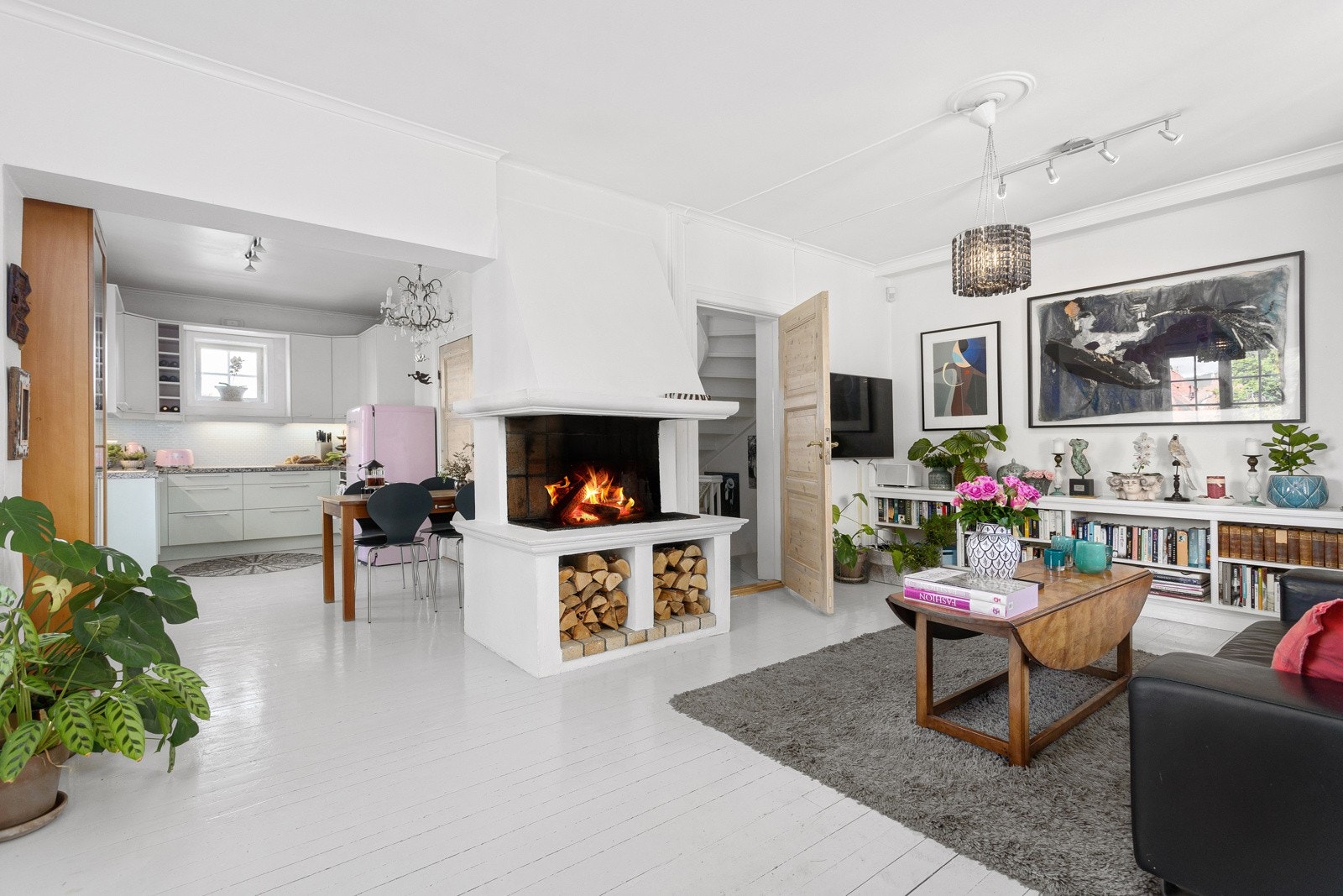 Hovedetasjen har en god romløsning med stue og kjøkken fordelt i naturlige soner. Galleribilde