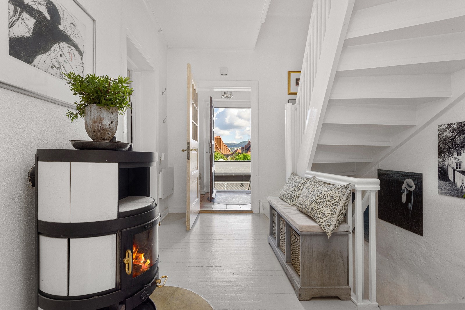 Hagebyboligen er av meget god størrelse, og beveger seg over tre plan i tillegg til lagringsloft. Galleribilde