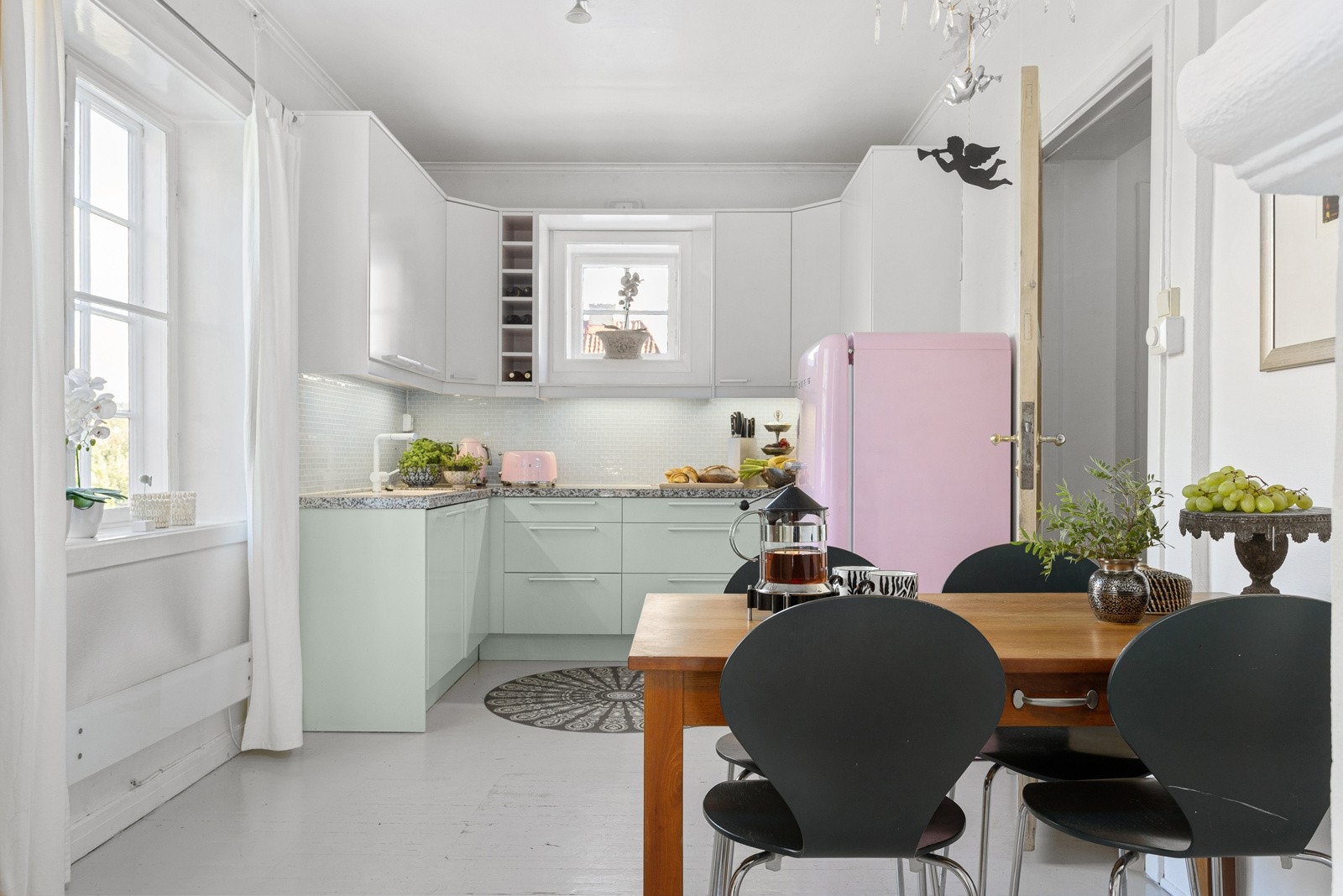 Kjøkkenet er praktisk utformet og godt utnyttet. Det er i tillegg en hyggelig plass til spisebord. Galleribilde