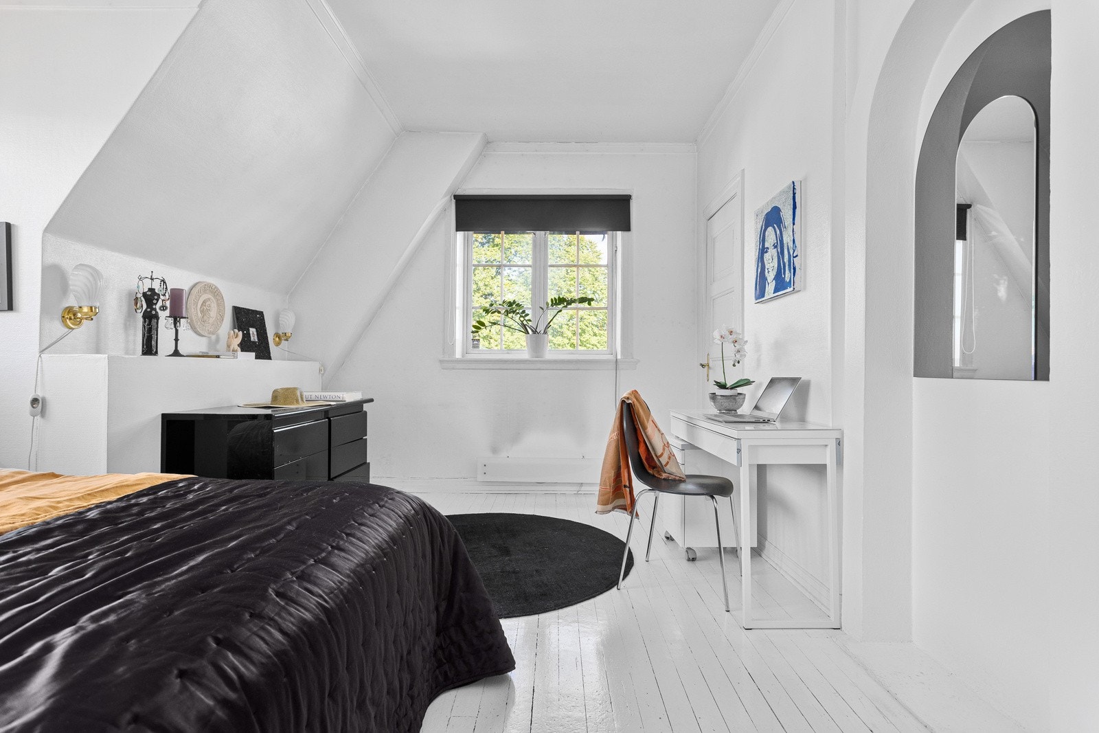 Det er god plass til kontorløsning eller annen innredning etter behov. Galleribilde