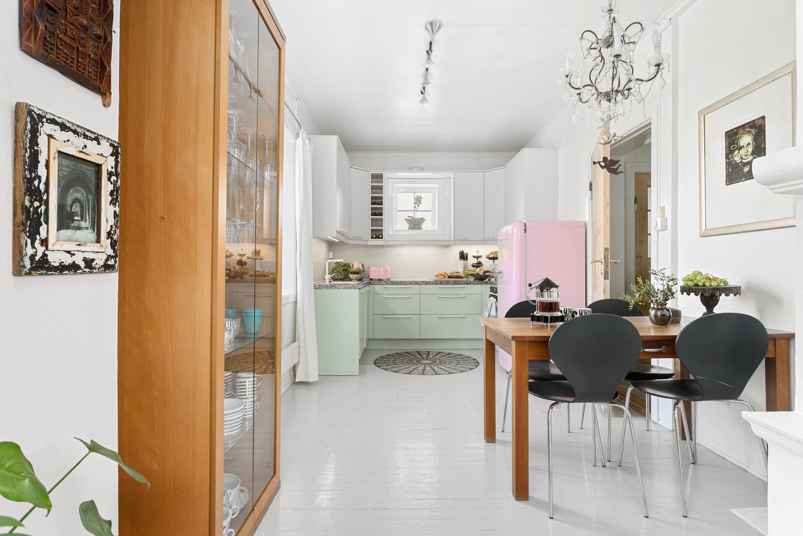 Kjøkkeninnredningen er fra Epoq og var ny i 2018. Galleribilde