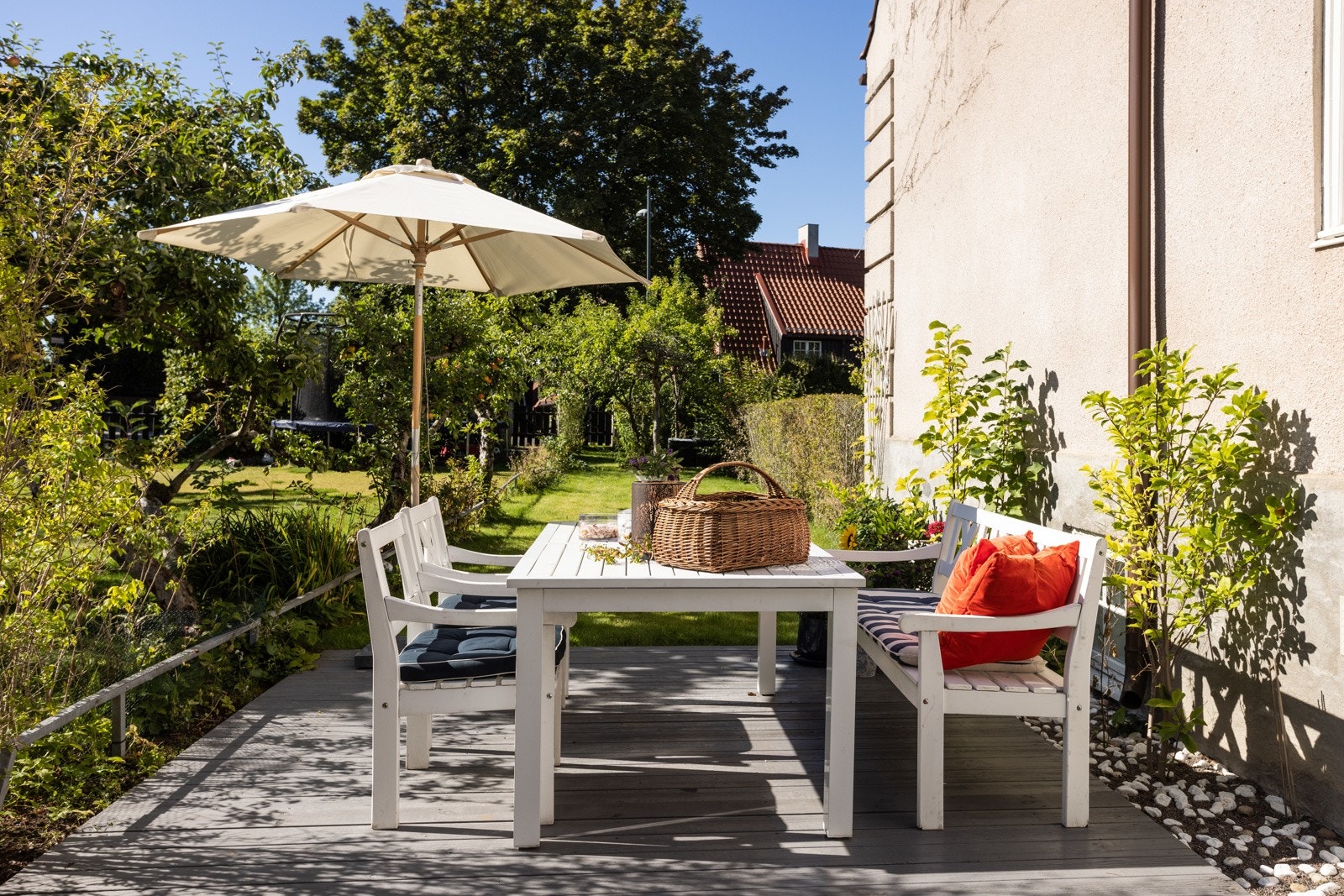 Hagen byr på gode solforhold - her kan man forflytte seg etter solen. Galleribilde