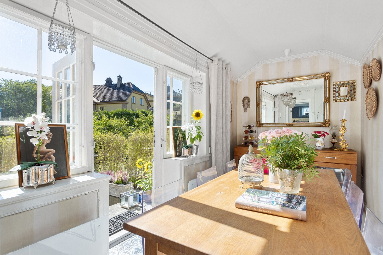 Fra spisestuen er det direkte utgang til hagen. Galleribilde