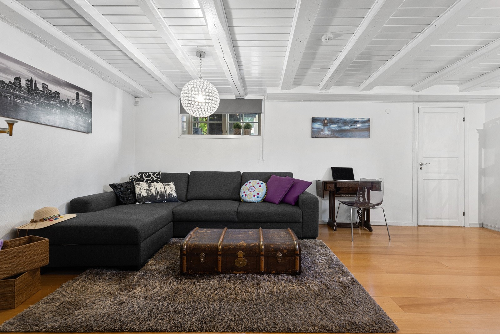 Rommene har flere bruksmuligheter. Det gjøres oppmerksom på at ingen rom i kjelleren er godkjent for varig opphold. Galleribilde